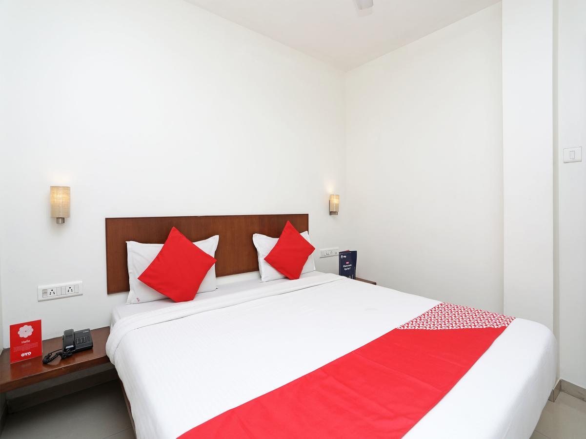 Oyo 1194 Hotel Gulmohr Poona Buitenkant foto