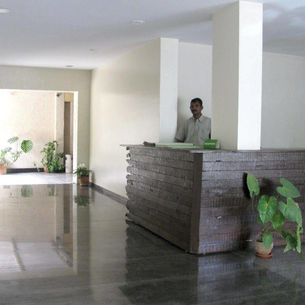 Oyo 1194 Hotel Gulmohr Poona Buitenkant foto