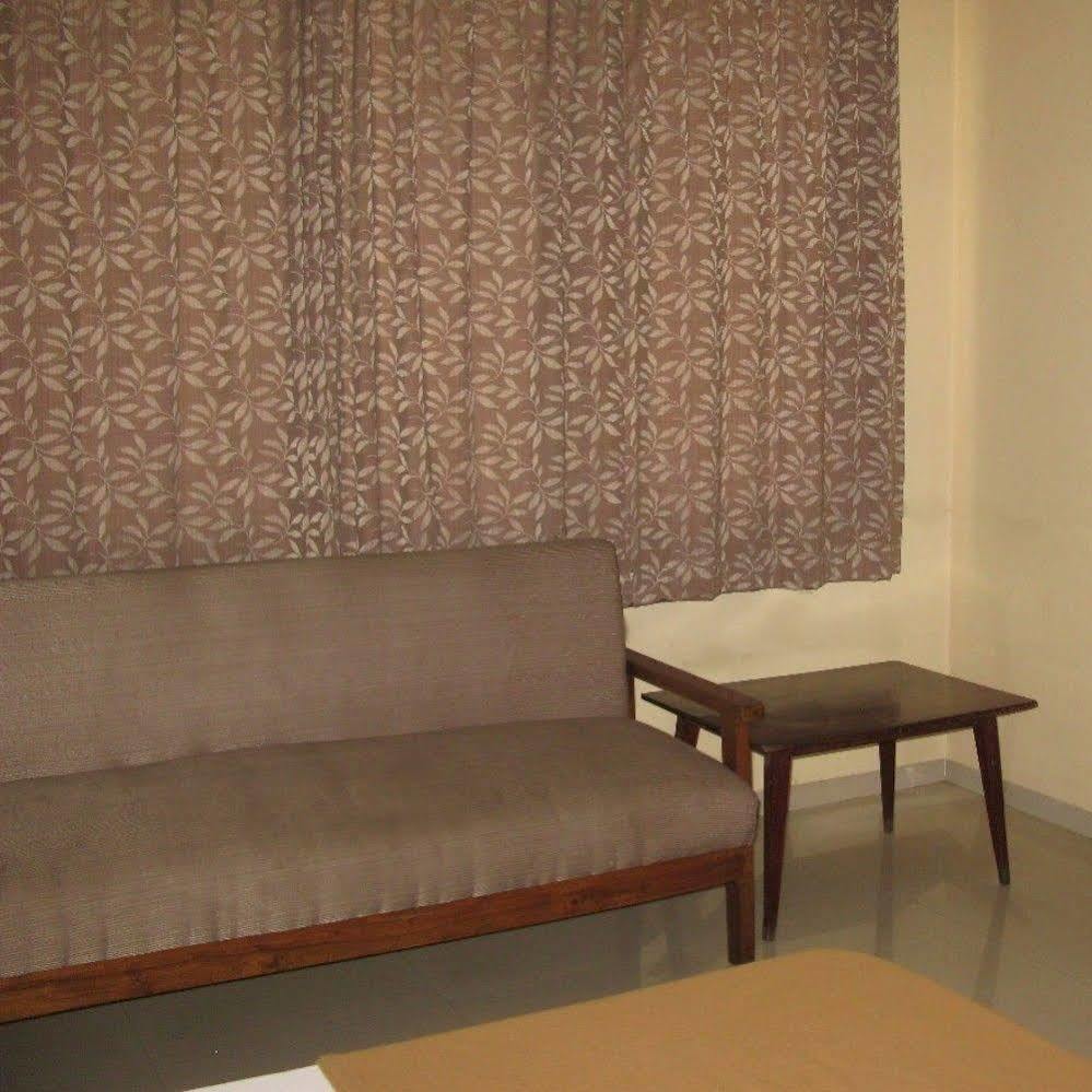 Oyo 1194 Hotel Gulmohr Poona Buitenkant foto