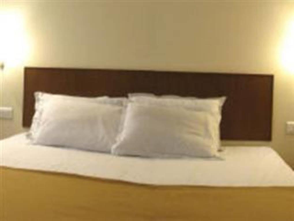 Oyo 1194 Hotel Gulmohr Poona Buitenkant foto